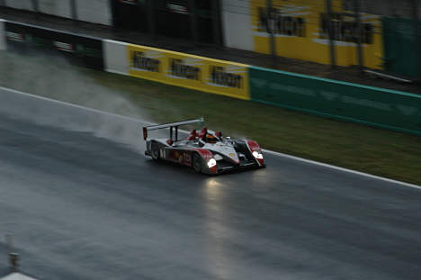 Regnen kom til Le Mans torsdag aften. Her er det Audi 1 der træner i regnvejr.
(Foto: Motorsporten.dk)